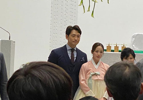 Lộ hình ảnh hiếm hoi của Bi Rain và Kim Tae Hee trong đám cưới em trai