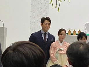 Lộ hình ảnh hiếm hoi của Bi Rain và Kim Tae Hee trong đám cưới em trai