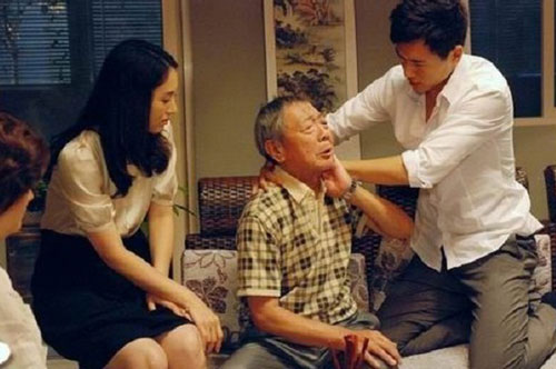 Chồng ngang nhiên tát vợ, nào ngờ nhận lại ngay "combo" bạt tai từ bố vợ cùng lời tuyên bố: "Còn đánh nữa xác định ăn cơm viện"