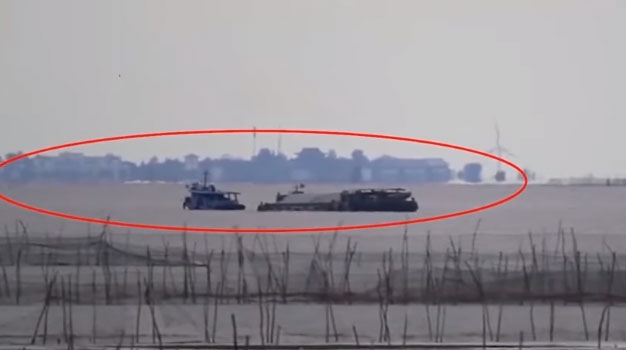 "Thành phố ma bí ẩn" tái xuất lơ lửng giữa hồ