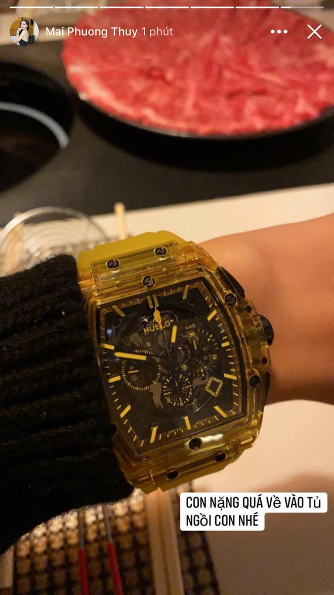 Chiếc đồng hồ trị giá 1,7 tỷ đồng của thương hiệu Hublot được Mai Phương Thuý mới sắm. Tuy nhiên thay vì sử dụng, nàng Hậu lại tuyên bố sẽ cất vào tỷ vì lý do… nặng quá.