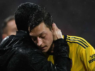 'Arteta nên xây dựng Arsenal xung quanh Oezil'