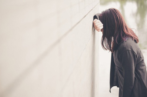 Nhìn thấy bức ảnh cưới trong phòng bố mẹ người yêu, bao uất ức ùa về khiến em bỏ cả sĩ diện để chạy khỏi căn nhà ấy