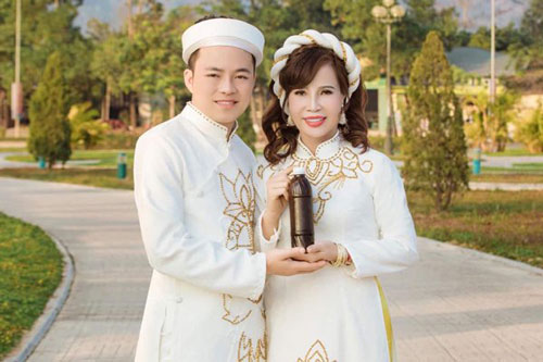 Cô dâu Thu Sao cùng chồng trẻ đi chụp lại ảnh cưới, dân mạng chú ý đến chi tiết này