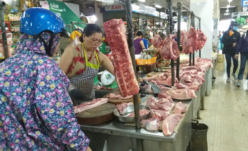 Giá thịt lợn ở miền Trung bất ngờ giảm mạnh