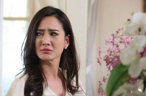 Cướp được chồng người, ai ngờ đêm tân hôn cô vợ mới ê chề bật khóc vì chồng bế "kẻ phá đám" trên tay ung dung đặt lên chiếc giường rải đầy hoa hồng