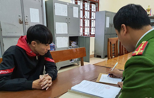 Hà Tĩnh: Bị đâm thấu ngực vì đánh người đi ngược chiều, bật đèn pha