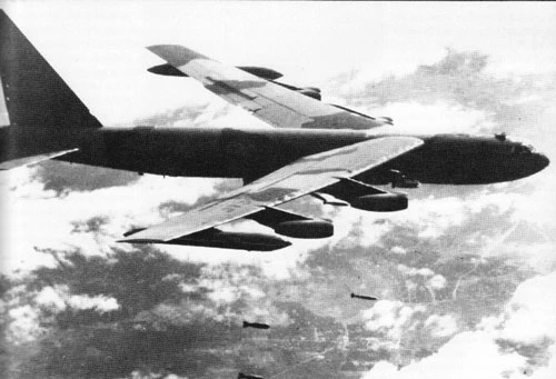 Tổng cộng không quân Mỹ sở hữu 207 máy bay ném bom chiến lược B-52 ở khu vực Đông Nam Á, tất cả các máy bay ném bom này đều được Mỹ huy động vào trận đánh 
