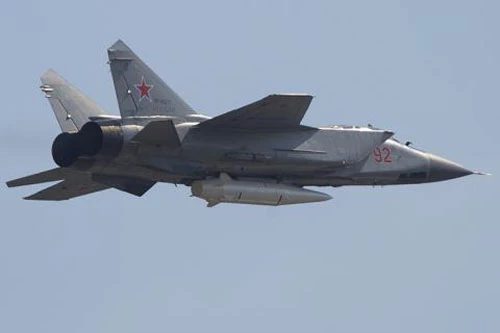 Tiêm kích MiG-31 mang theo tên lửa Kinzhal.