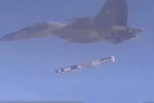 Ấn Độ vừa tiếp tục thử nghiệm tên lửa BrahMos phiên bản phóng từ cơ cấu phóng trên không với tiêm kích Su-30MKI. Cuộc thử nghiệm được truyền thông Ấn Độ đăng tải chi tiết. Nguồn ảnh: Pinterest.