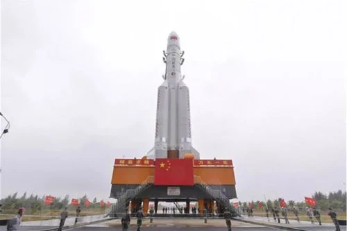 Tên lửa Trường Chinh-5 tại Trung tâm Phóng vệ tinh Văn Xương, tỉnh Hải Nam, Trung Quốc. (Ảnh: THX/TTXVN)