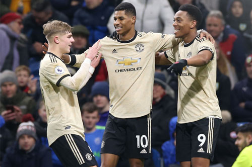 'Song sát' Martial và Rashford tỏa sáng giúp M.U vào top 5