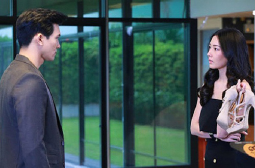 Chồng trao sổ tiết kiệm 1 tỷ làm quà sinh nhật cho con riêng, vợ ăn mặc lộng lẫy đến tham dự, gửi món quà bất ngờ cho kẻ thứ ba rồi chờ "kịch hay"