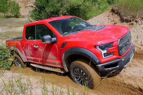 Ford F-150 Raptor 2019 thể hiện khả năng off-road.