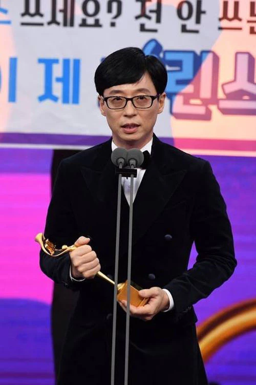 Yoo Jae Suk bất ngờ nhắc đến Sulli - Goo Hara khi lên nhận giải thưởng cao quý
