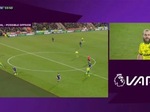 VAR khiến cả loạt trận tại Ngoại hạng Anh náo loạn