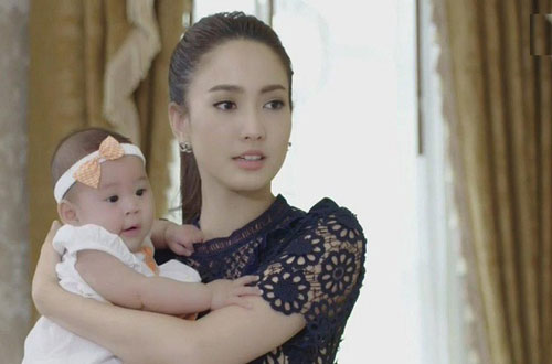 Gặp dâu cũ bế đứa trẻ trên tay, mẹ chồng vờ an ủi: "Xin con nuôi để về già có người nương tựa" nhưng chỉ 1 đoạn video và câu nói sau đó khiến bà tái mặt