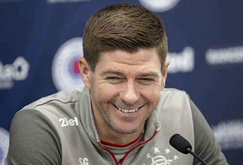 Gerrard mỉa mai M.U không đủ tuổi chung mâm với Liverpool