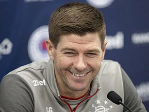Gerrard mỉa mai M.U không đủ tuổi chung mâm với Liverpool