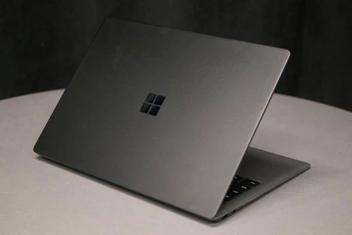 5. Surface Laptop 2 (giá khởi điểm: 999 USD).