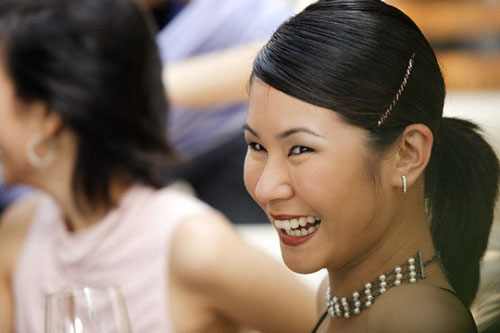 Lỡ nói dối mẹ chồng rằng mình đi công tác nước ngoài, lúc trở về, tôi bất ngờ khi thấy bà sửa soạn 6 mâm cỗ mời họ hàng tới ăn mừng chào đón tôi