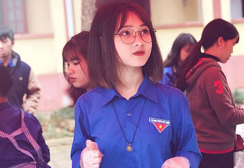 Nhan sắc cô gái 10X gây sốt trong trang phục Đoàn viên