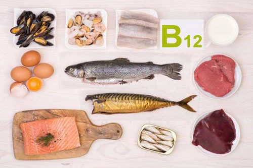 Thực phẩm cung cấp vitamin B12: Người già thường dễ bị thiếu hụt vitamin B12 vì họ khó hấp thụ loại vitamin này từ thực phẩm. Cách tốt nhất là cố gắng ăn nhiều các thực phẩm giàu B12 như cá, thịt gia cầm, trứng, sữa và các sản phầm từ sữa...