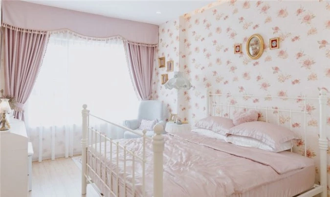 Phòng ngủ được trang trí bằng gam màu nhã nhặn, nữ tính.