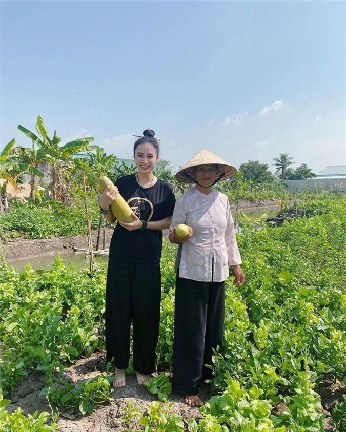 Angela Phương Trinh cùng bà nội ra vườn hái dưa gang.