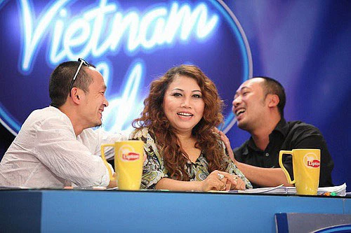 Vietnam Idol - Thần tượng Việt Nam là chương trình truyền hình thực tế tìm kiếm tài năng âm nhạc. Chương trình dựa trên chương trình nổi tiếng Pop Idol của Anh, được phát sóng lần đầu tiên vào tháng 5/2007. Ngay từ những tập đầu tiên, chương trình đã thu hút được lượng lớn khán giả. Chương trình đã giúp tìm ra nhiều tài năng cho nền âm nhạc Việt và đưa nhiều tên tuổi sáng giá đến gần hơn với khán giả. Hơn 10 năm, mỗi người đều chọn cho mình những hướng đi khác nhau. Trong ảnh là dàn giám khảo của mùa 1 gồm nhạc sĩ Quốc Trung, ca sĩ Siu Black và đạo diễn Nguyễn Quang Dũng.