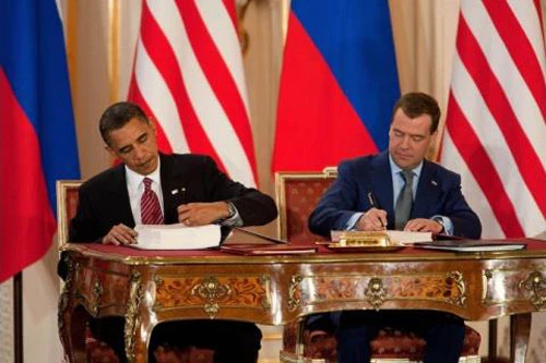 Tổng thống Mỹ B. Obama (trái) và Tổng thống Nga D. Medvedev ký kết New START tại Séc ngày 8/4/2010