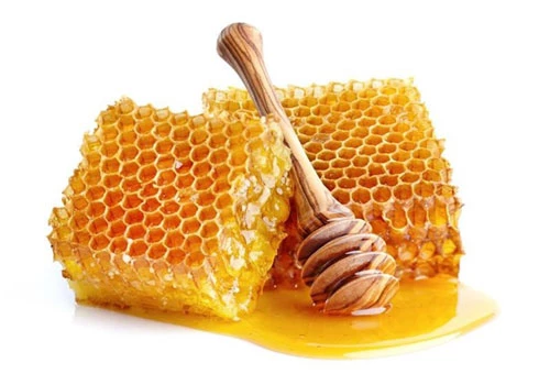 Mật ong: Mật ong chứa đầy các thành phần kháng khuẩn giúp cơ thể chống lại cơn cảm cúm. Bạn chỉ cần hòa một thìa canh mật ong với một cốc nước ấm và uống vài lần trong ngày. Bạn có thể thêm vào hỗn hợp một ít nước cốt chanh để đạt hiệu quả cao hơn.