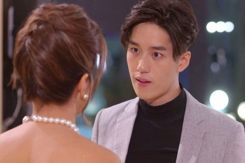 Gặp chồng cũ đi đăng kí kết hôn thì bị mỉa mai, nhìn thân thế “người rước” vợ cũ mà anh ta bàng hoàng