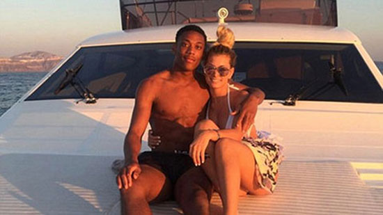 Vì Mourinho, Martial tắt ham muốn với vợ nóng bỏng