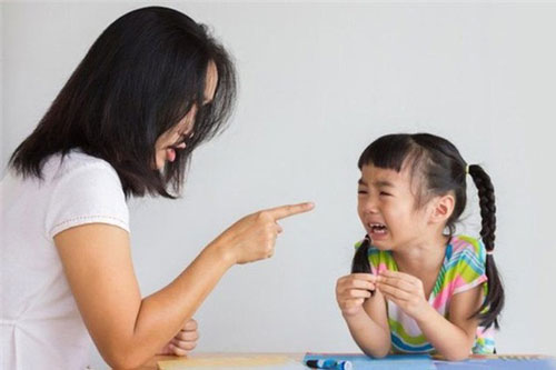 Những câu cha mẹ mắng con dễ gây ám ảnh cả đời với con trẻ