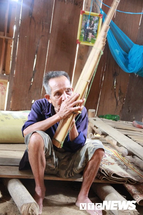 Thầy mo Lò Văn Pỉn là nghệ nhân tài hoa của cộng đồng người Lào.