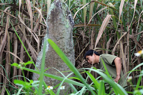 Bí ẩn ngôi mộ đá chưa được giải mã ở Mường Thàng và cổ vật là 12 bông hoa bằng vàng