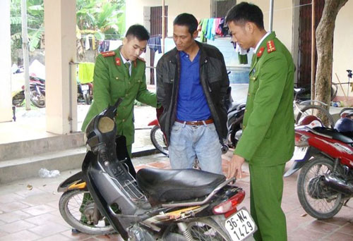 Thanh Hóa: Bắt đối tượng dùng dao khống chế cướp xe ôm