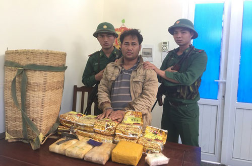 Quảng Trị: Bắt đối tượng người Lào gùi 10kg ma túy đá và 20.000 viên ma túy qua biên giới