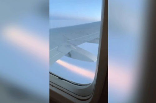 Động cơ máy bay Boeing cháy “phừng phừng” trên không