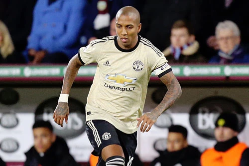 Hậu vệ trái: Ashley Young (M.U).