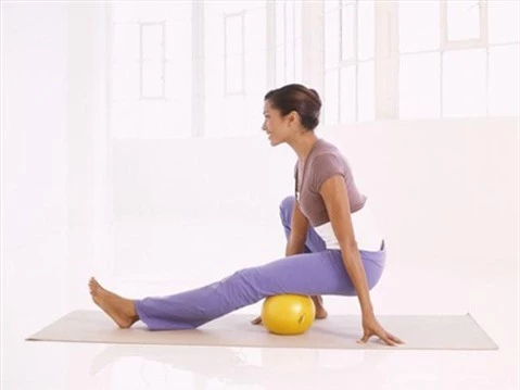 5 động tác với bóng cho thân hình chữ S. Động tác 1: Massage chân