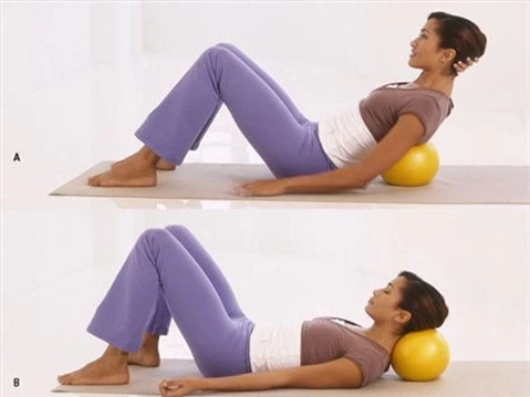 5 động tác với bóng cho thân hình chữ S. Động tác 3: Massage eo lưng