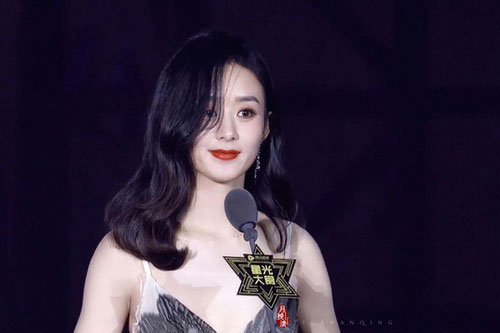 Chỉ vì 1 giải thưởng, con trai Triệu Lệ Dĩnh bị fan Dương Tử nguyền rủa