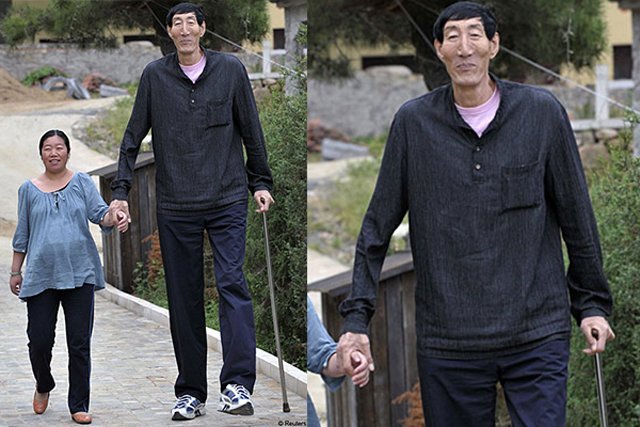 Cuộc sống hiện tại của người đàn ông cao nhất thế giới, hình ảnh vợ con gây ngạc nhiên