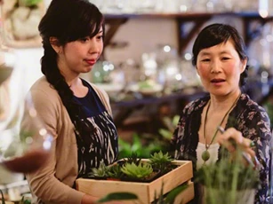 Mỗi khi tôi rửa bát, mẹ chồng lại đứng bên cạnh nhìn chằm chằm khiến tôi run rẩy muốn quẳng bát rồi phủi tay bỏ đi