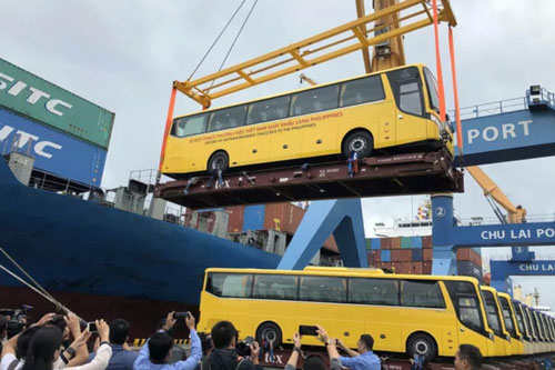 Xe bus thương hiệu Việt lần đầu tiên được xuất khẩu