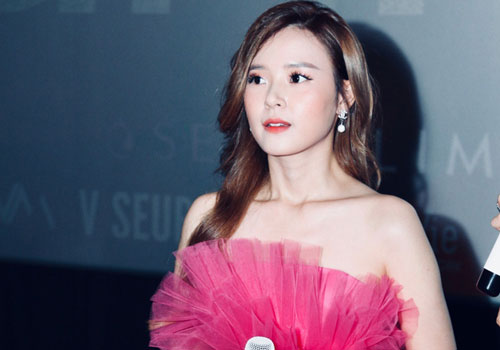 Midu gây sốc khi đi hát, đáp trả lời chê bai nhận gạch đá đủ xây nhà vì vung tiền làm MV