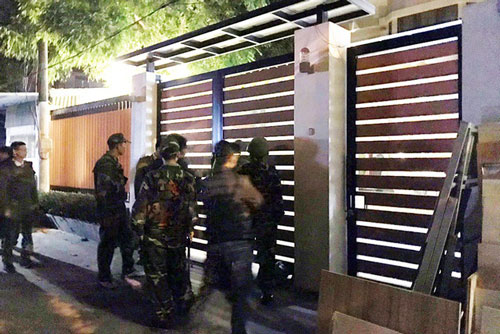 Quảng Ninh: Chồng dùng súng bắn chết vợ, khống chế nhiều con tin rồi tự sát