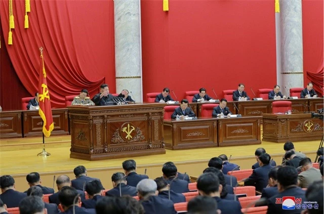 “Cánh tay phải” của ông Kim Jong-un vắng mặt bất thường tại cuộc họp quan trọng - 2